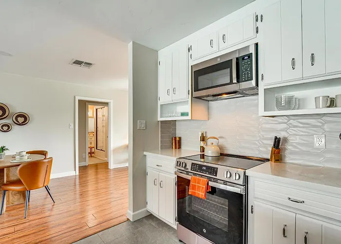 Holiday home Private Pool & Yard: Family Gem Near Asu! Tempe