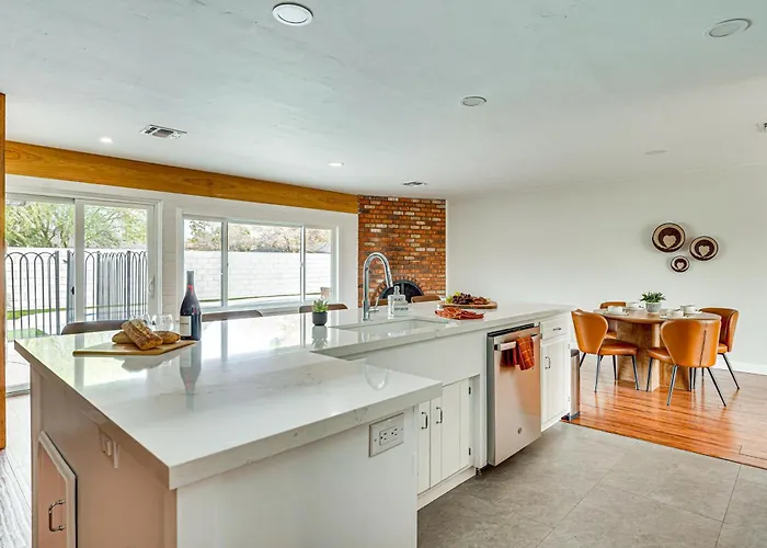 Private Pool & Yard: Family Gem Near Asu! Holiday home *